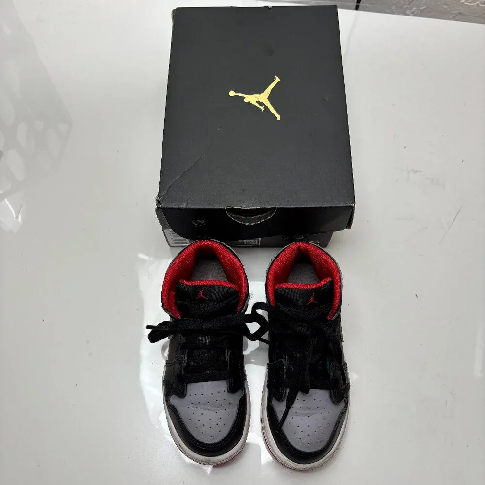 Jordan 1 Mid sneakers 9c Jumpman‎ in box Black Red